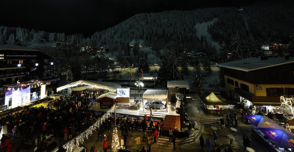 Madonna di Campiglio's Sissi Square hosted the 3Tre public bib draw (Credits: Pentaphoto)